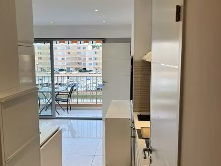 t2 entièrement rénové plein sud avec terrasse  vue port et piscine