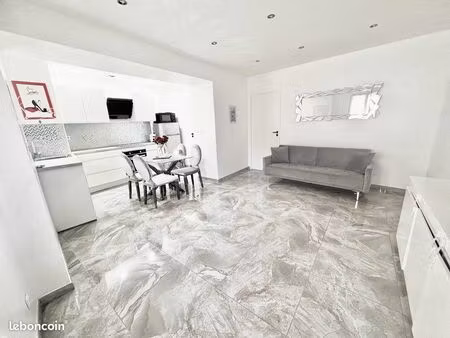 charmant t2 rénové au cœur du village des camoins – 13011 marseille