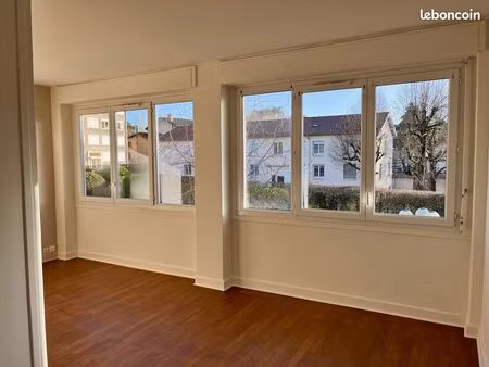 ecully : t3 rénové dans résidence fermée et sécurisée avec parc