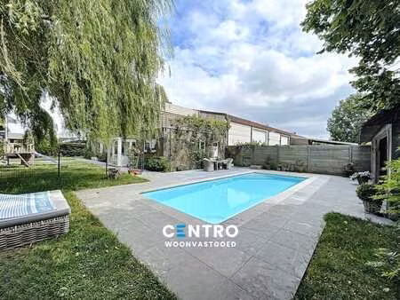 bedrijfsgebouw met woonst op 't walletje!