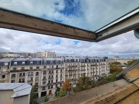 charmante chambre de bonne meublée de 9 m²  idéalement située à proximité immédiate du mét