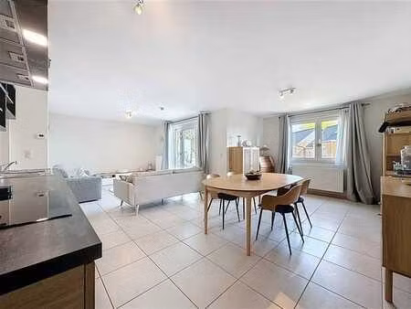 lumineux et récent appartement au pied des commodités