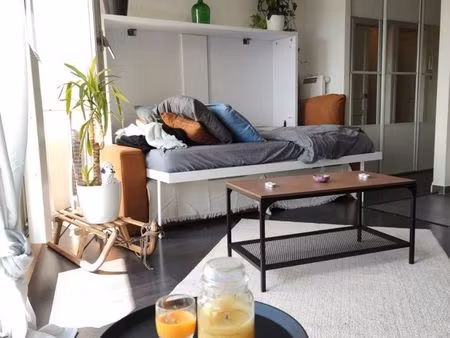 beau studio avec balcon et vue dégagée