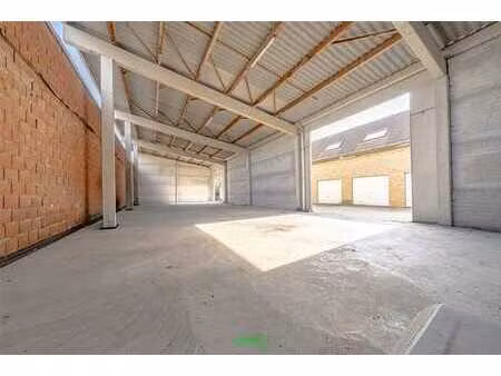 entrepôt avec surface commerciale et 6 garages !