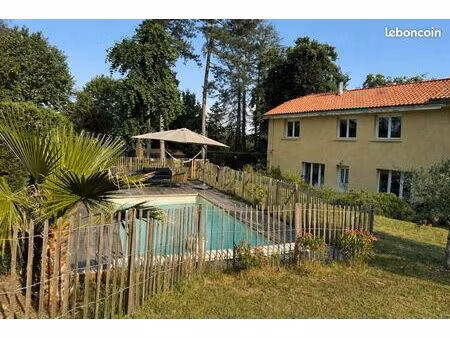 maison familiale de 140 m² avec piscine sur terrain arboré de plus de 1000 m²
