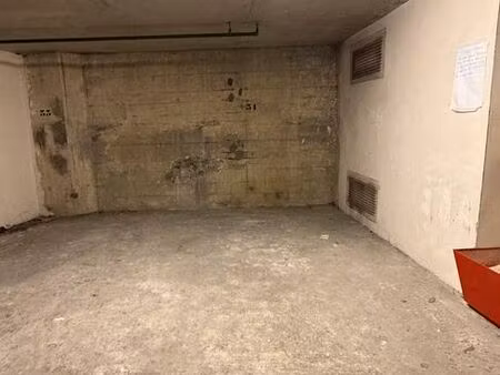 vente parking angle avenue hoche  paris 75008