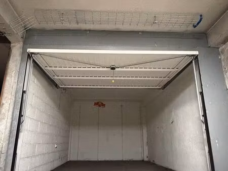 box fermé sécurisé – accès facile – voiture sportive / large