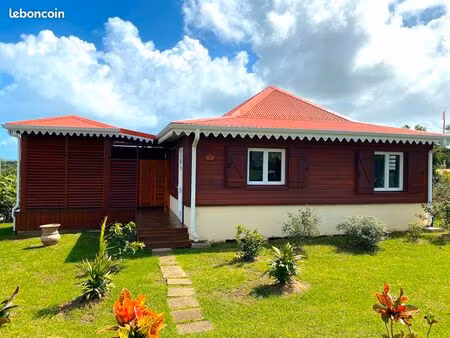 jolie maison récente en bois