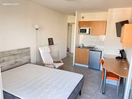 ? joli studio meublé avec terrasse – lyon 7ᵉ (limite lyon 3ᵉ)
