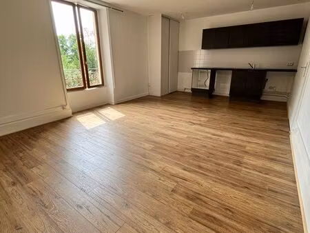 à louer f2 au cœur de saint cyr au mont d’or