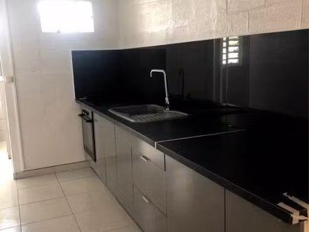 proximité immédiate : • centre commercial (carrefour) • mcdonald’s • école et crèche • arr