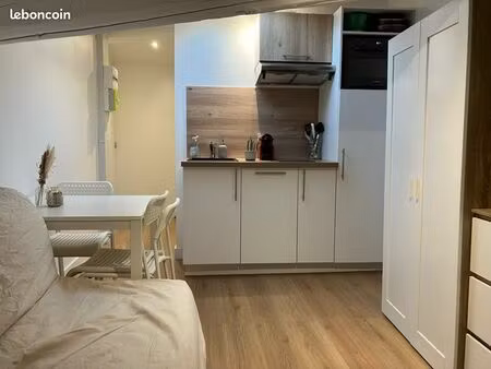 studio mansardé meublé tout équipé en plein centre de st genis laval et au pied des commer