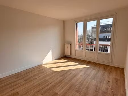 studio lumineux et fonctionnel avec rangements