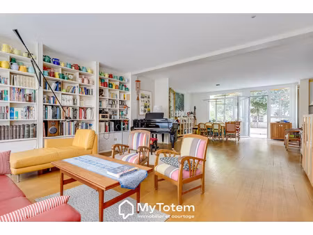 paris 10 : appartement/loft de 162m2 et son extérieur.