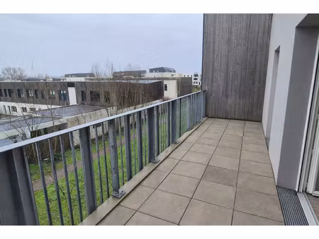 beau t2 avec terrasse et une place de parking en sous-sol.