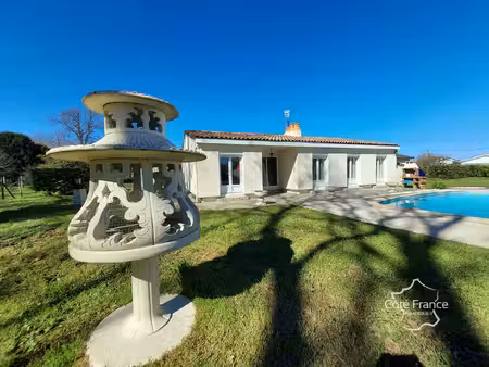 maison 3 chambres  avec grand jardin et piscine