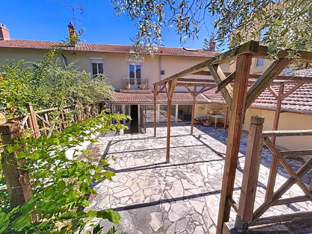 maison de 158m2 - jardin de 200m2 avec piscine