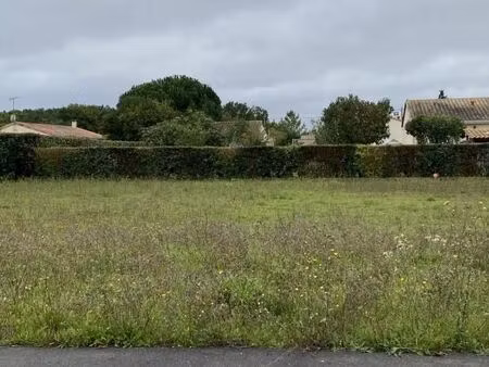 terrain 629 m² roullet saint estephe