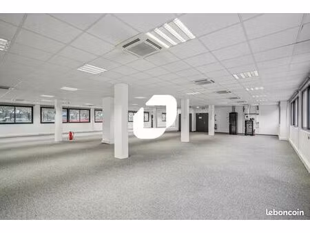bureaux 599 m²