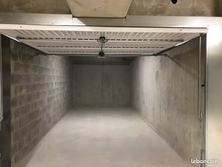 location box ornex limite ferney voltaire 21m2