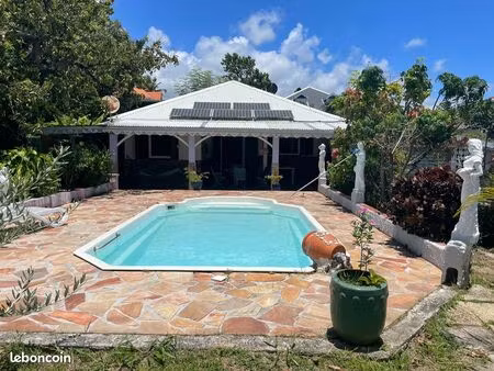 jolie maison créole avec piscine