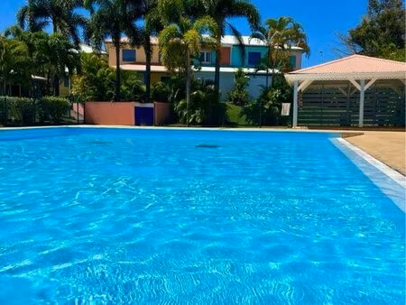 maison t3 piscine + plages + citerne + eau + électricité + internet