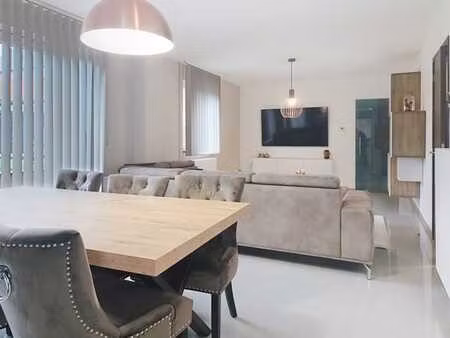 magnifique rez-de-chaussée avec deux chambres!!!