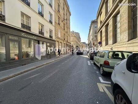 commerce habillement/textile 66 m²