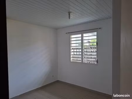 t2 calme 650 près bourg matoury : lot les comous