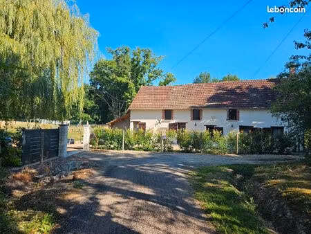 longere 180 m2 sur 4ha environ