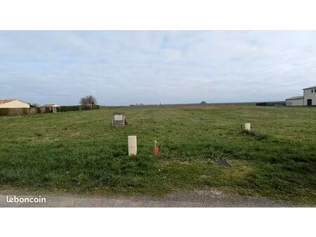 particulier vend sur la commune de boutiers st trojan  4 terrains constructibles et viabil
