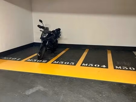 place parking moto scooter