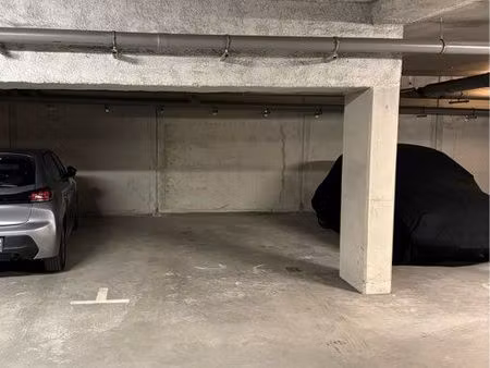 grand place de parking sécurisée - centre ville - hôpital