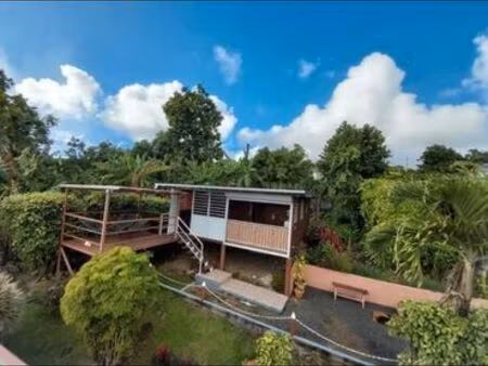 charmante maison t2 meublée – vue sur les saintes – charges comprises