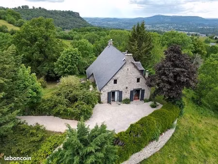 cette maison de caractère en pierres et ardoises de 174m2  située dans un environnement pa