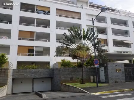 studio dans immeuble de standing avec grande terrasse et parking champ fleuri