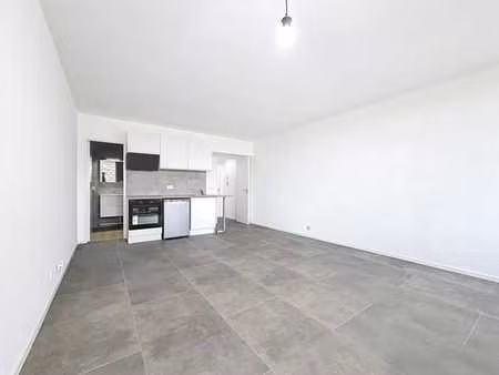 joli studio + terrasse- entièrement rénové