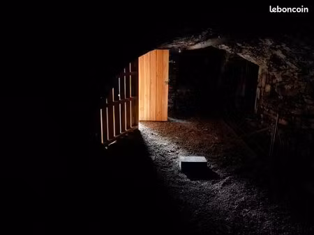 cave voûtée en pierres