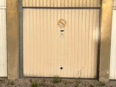garage fermé parfait pour citadine ou stockage - (république/ cité judiciaire)