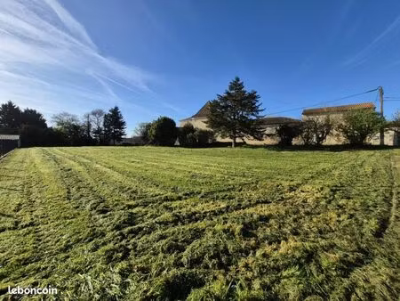 terrain 2 079 m² amberac