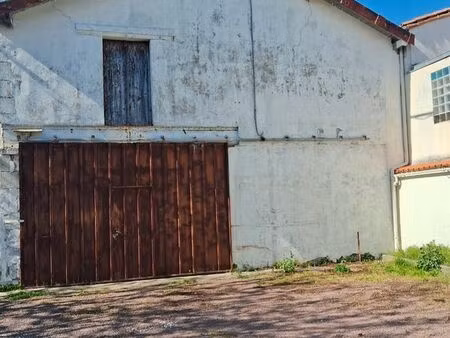très grand garage - hangar en plein centre