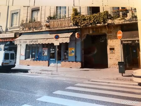 local commercial sans droit au bail