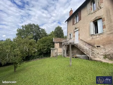 immeuble 180 m² ydes