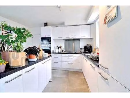 penthouse idéalement situé – confort  luminosité et extérieu