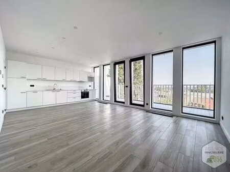 appartement 3 chambres avec terrasse et parking. libre de su