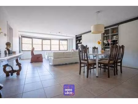 appartement 3 chambres en plein centre-ville  terrasse  pos