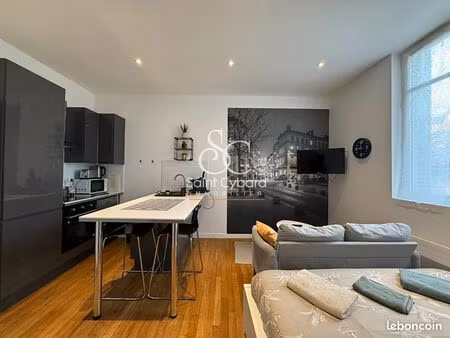 studio 8 pièces 165 m²