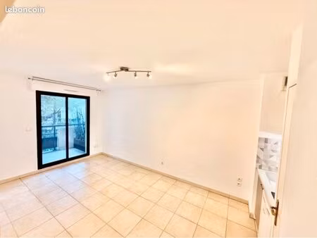 t2 allées borely plages avec box et terrasse