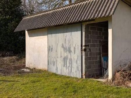 terrain avec bâtiment