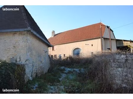 propriété composée d'un corps de ferme avec hangars et grand terrain attenant constructibl